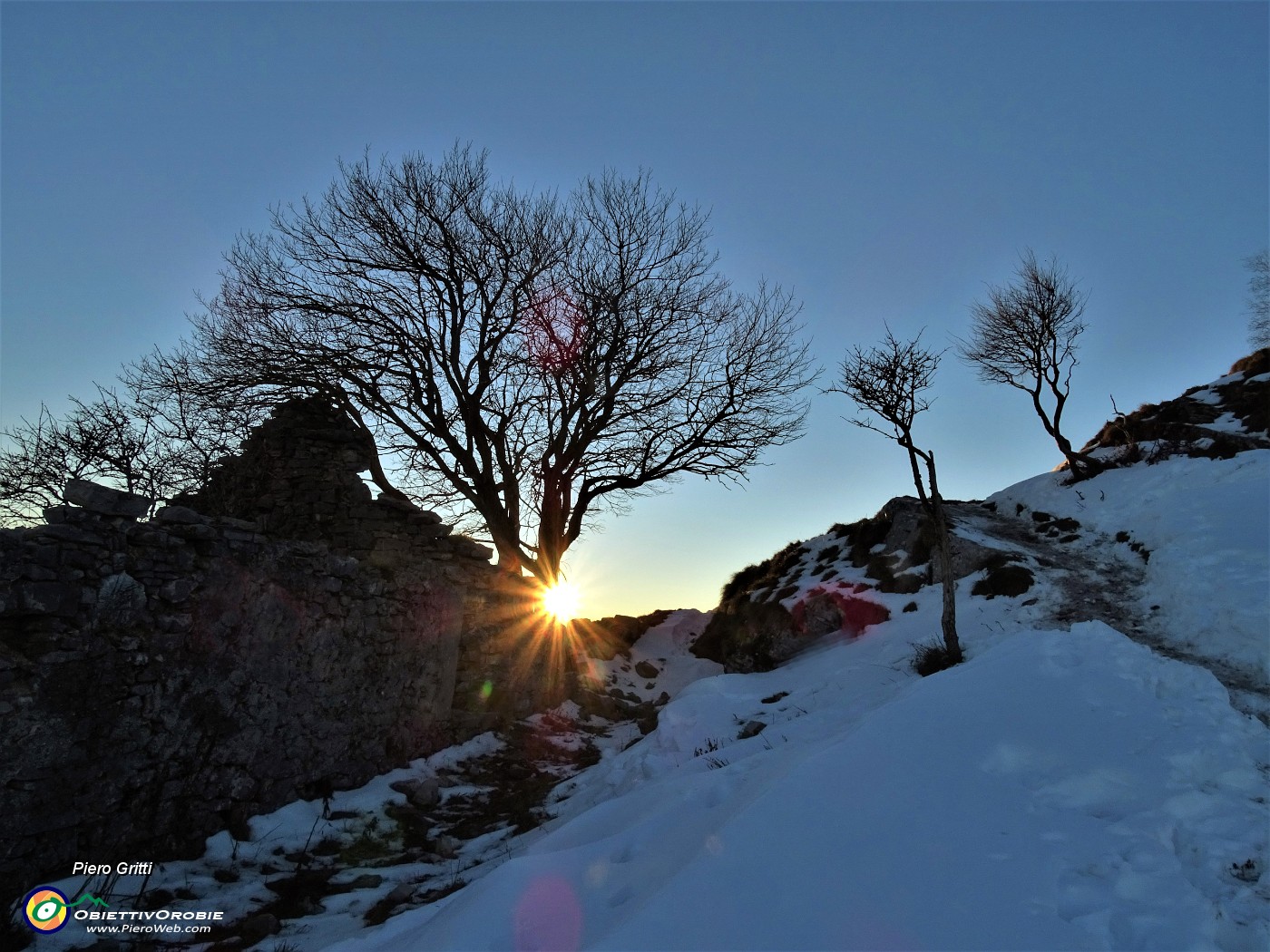 53 La stella del sole splende sulle rovine.JPG -                                